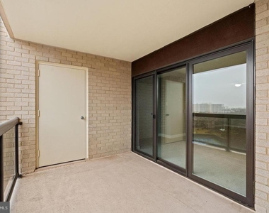 307 Yoakum Parkway - Photo Thumbnail 16