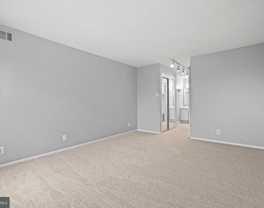 307 Yoakum Parkway - Photo Thumbnail 18
