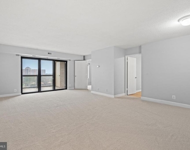 307 Yoakum Parkway - Photo Thumbnail 5
