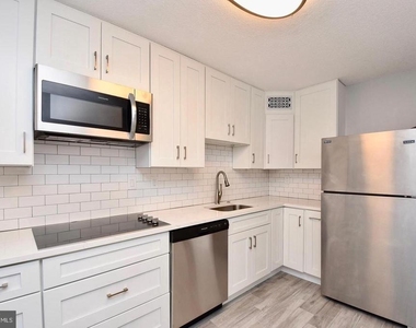 307 Yoakum Parkway - Photo Thumbnail 9
