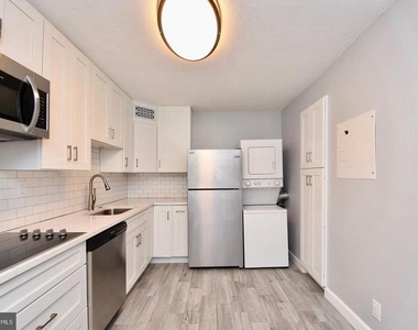 307 Yoakum Parkway - Photo Thumbnail 8