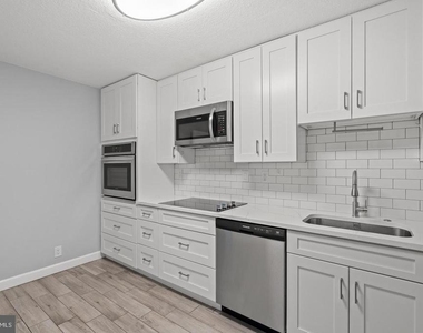 307 Yoakum Parkway - Photo Thumbnail 14