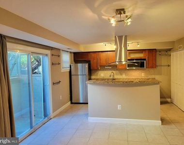 1127 N Stuart Street N - Photo Thumbnail 2