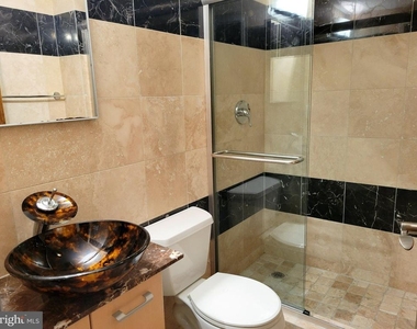 1127 N Stuart Street N - Photo Thumbnail 4