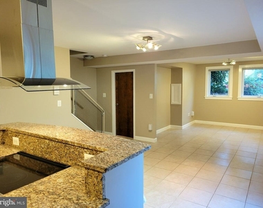 1127 N Stuart Street N - Photo Thumbnail 1