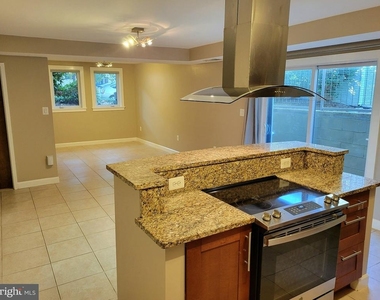 1127 N Stuart Street N - Photo Thumbnail 3