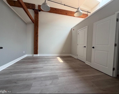 1822 E Glenwood Avenue - Photo Thumbnail 6
