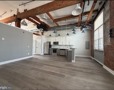 1822 E Glenwood Avenue - Photo Thumbnail 12