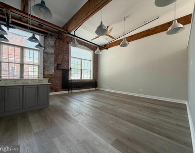 1822 E Glenwood Avenue - Photo Thumbnail 10
