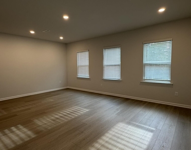 1373 Hasse Avenue - Photo Thumbnail 3