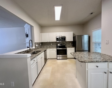 508 Canyon Lake Circle - Photo Thumbnail 4