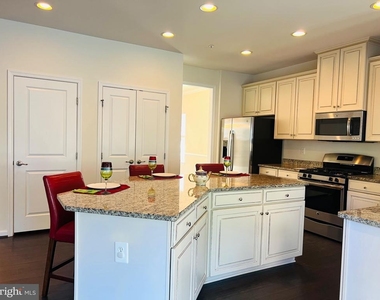 3002 Winterbourne Drive - Photo Thumbnail 9