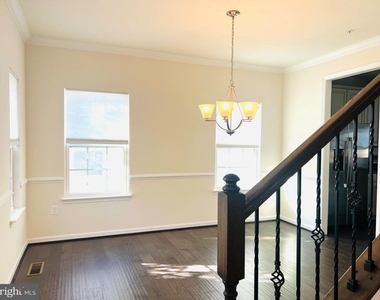 3002 Winterbourne Drive - Photo Thumbnail 2