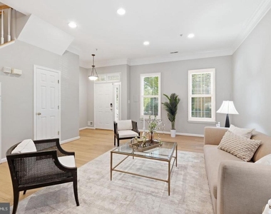 805 Main Street - Photo Thumbnail 5