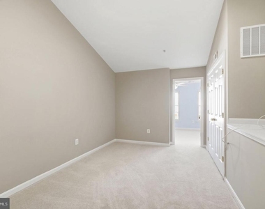 805 Main Street - Photo Thumbnail 18