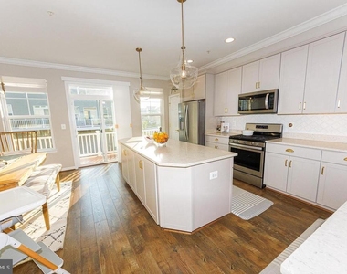 16201 Coolidge Avenue - Photo Thumbnail 4