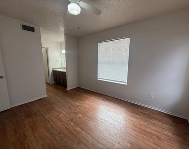 205 Craddock Ave - Photo Thumbnail 6