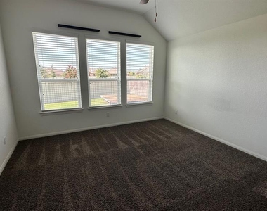 116 Krupp Ave - Photo Thumbnail 8
