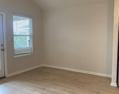 324 Heatherwood Ter - Photo Thumbnail 4