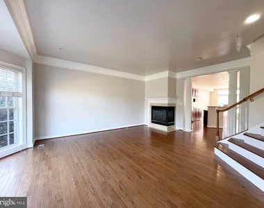 3870 Carriage Hill Drive - Photo Thumbnail 10