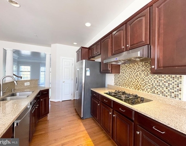 3870 Carriage Hill Drive - Photo Thumbnail 5