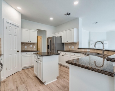 3315 Santee Dr - Photo Thumbnail 10