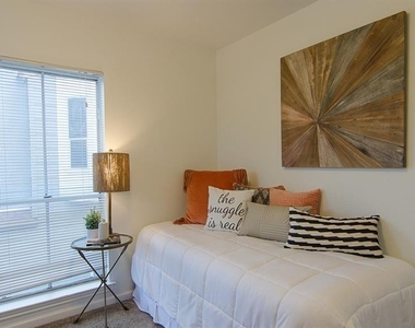 2529 Rio Grande St - Photo Thumbnail 10