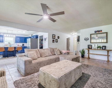 123 Crossroads Dr - Photo Thumbnail 5