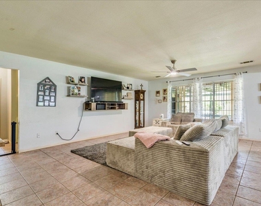 123 Crossroads Dr - Photo Thumbnail 8