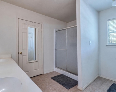 123 Crossroads Dr - Photo Thumbnail 11