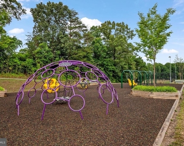 2703 Oak Leaf Court - Photo Thumbnail 23