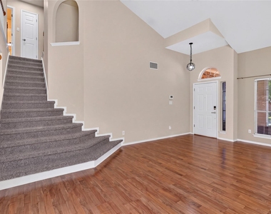 720 Settlement St - Photo Thumbnail 2