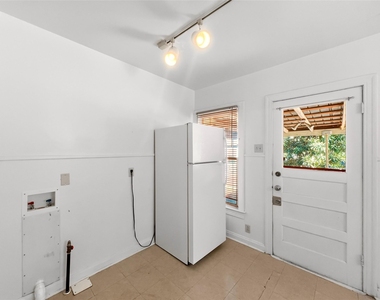 1402 Hillside Ave - Photo Thumbnail 4