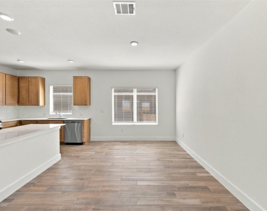 204 Ashby Dr - Photo Thumbnail 8