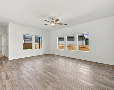 204 Ashby Dr - Photo Thumbnail 12
