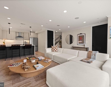 2305 Nicholson Street Se - Photo Thumbnail 3