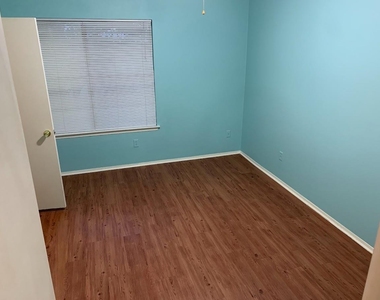 4419 Silverstone Dr - Photo Thumbnail 9