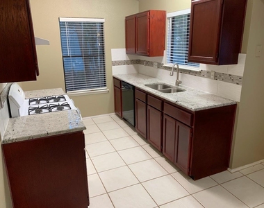 4419 Silverstone Dr - Photo Thumbnail 7