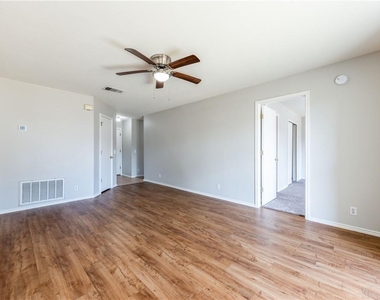 15102 Nuttall Dr - Photo Thumbnail 6