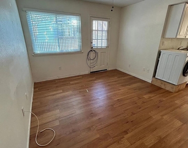 1106 W 22nd St - Photo Thumbnail 2