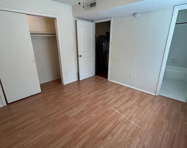 1106 W 22nd St - Photo Thumbnail 5
