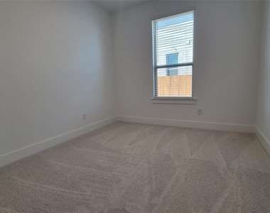 228 Groveland Dr - Photo Thumbnail 15