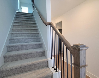 228 Groveland Dr - Photo Thumbnail 19
