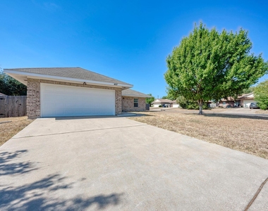 407 Bent Wood Dr - Photo Thumbnail 5