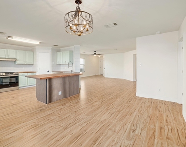 302 Phillips St - Photo Thumbnail 3