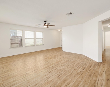 302 Phillips St - Photo Thumbnail 5