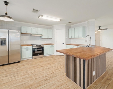 302 Phillips St - Photo Thumbnail 1