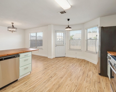 302 Phillips St - Photo Thumbnail 11
