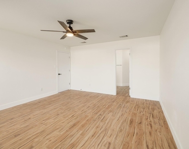 302 Phillips St - Photo Thumbnail 13