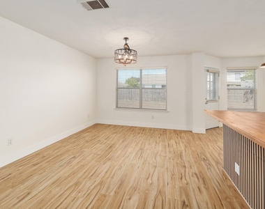 302 Phillips St - Photo Thumbnail 9